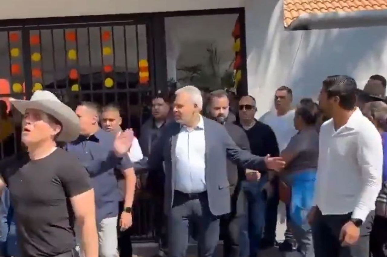 Corren al gobernador de Michoacán del funeral del alcalde de Uruapan