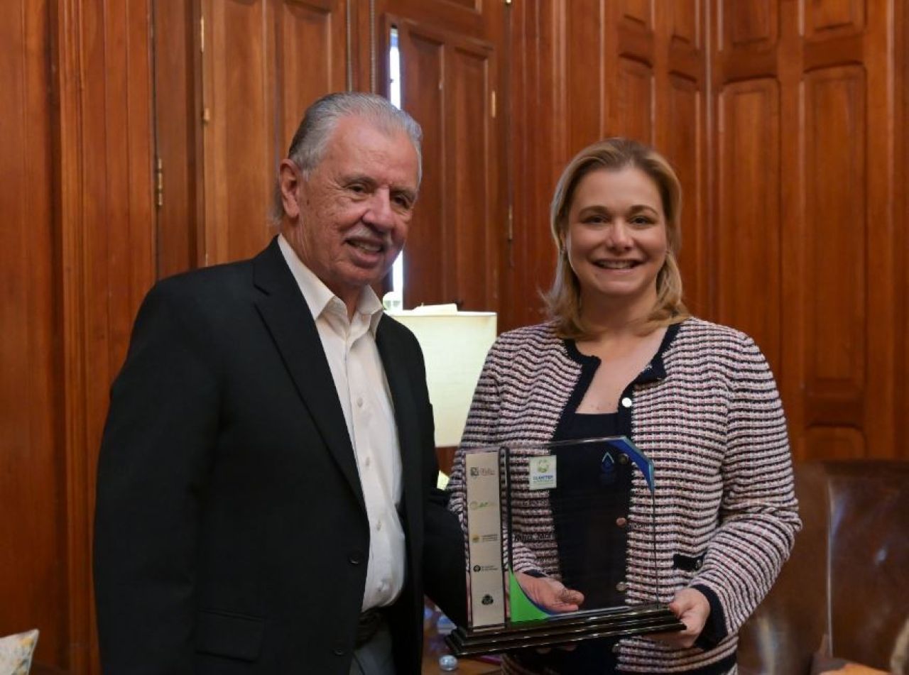 Entregan empresarios reconocimiento a Maru Campos