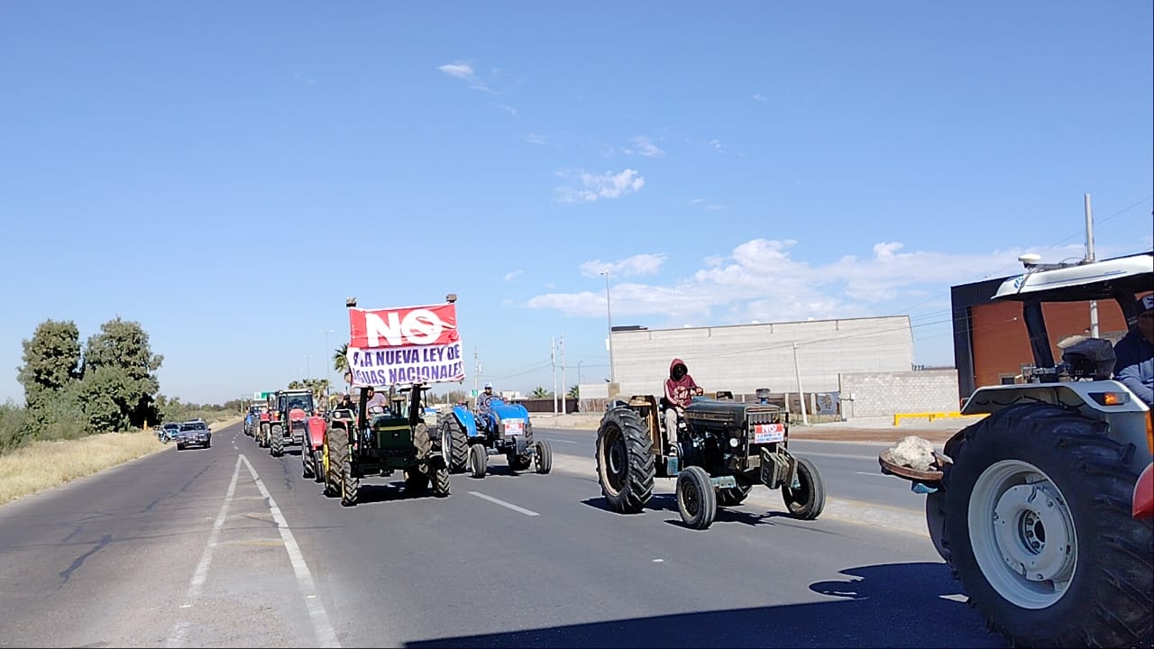 Productores de la región se desplazaron hacia la plaza Benito Juárez en protesta contra la nueva Ley de Aguas Nacionales