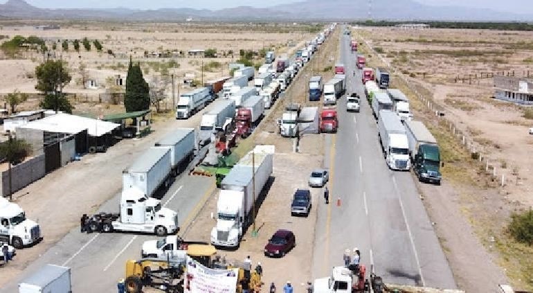 Solo permanece bloqueo en carretera Chihuahua-Delicias; liberan los otros tres tramos