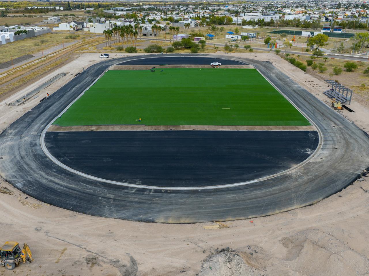 Resalta avance con colocación de pasto sintético en pista de atletismo en Delicias