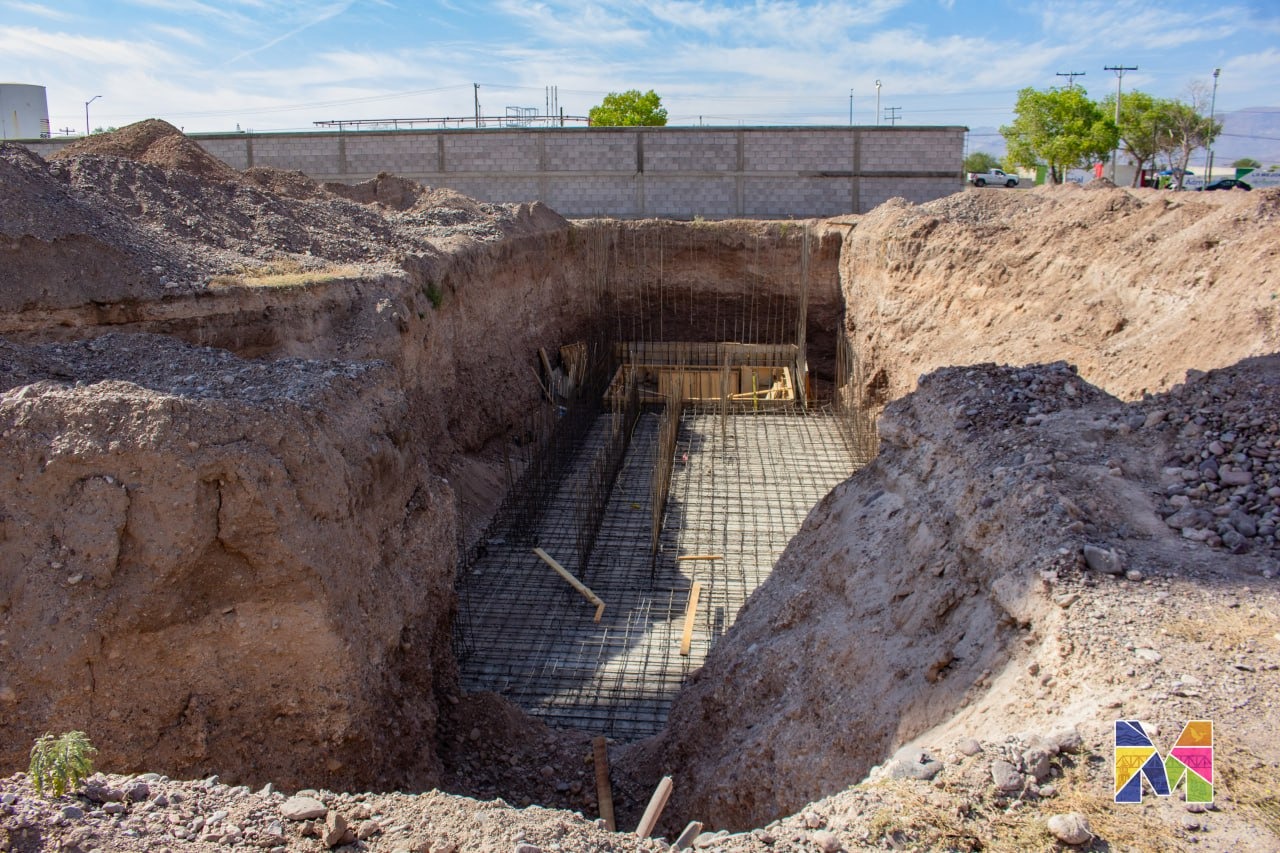 Avanza construcción de cárcamo de bombeo en la calle Bugambilia en Acceso Norte de Meoqui