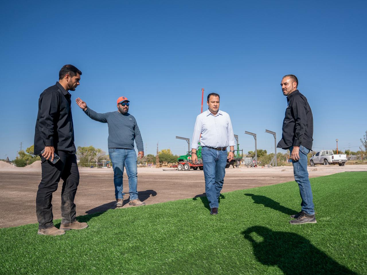 Avanza instalación de gradas en la nueva pista de atletismo y cancha con pasto sintético: Valenciano