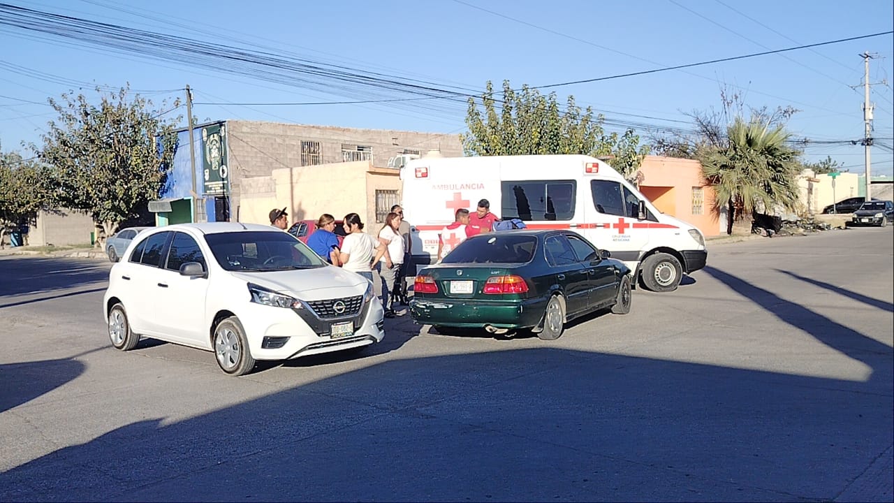 Mujer omite señal y provoca choque, la atendieron elementos de Cruz Roja