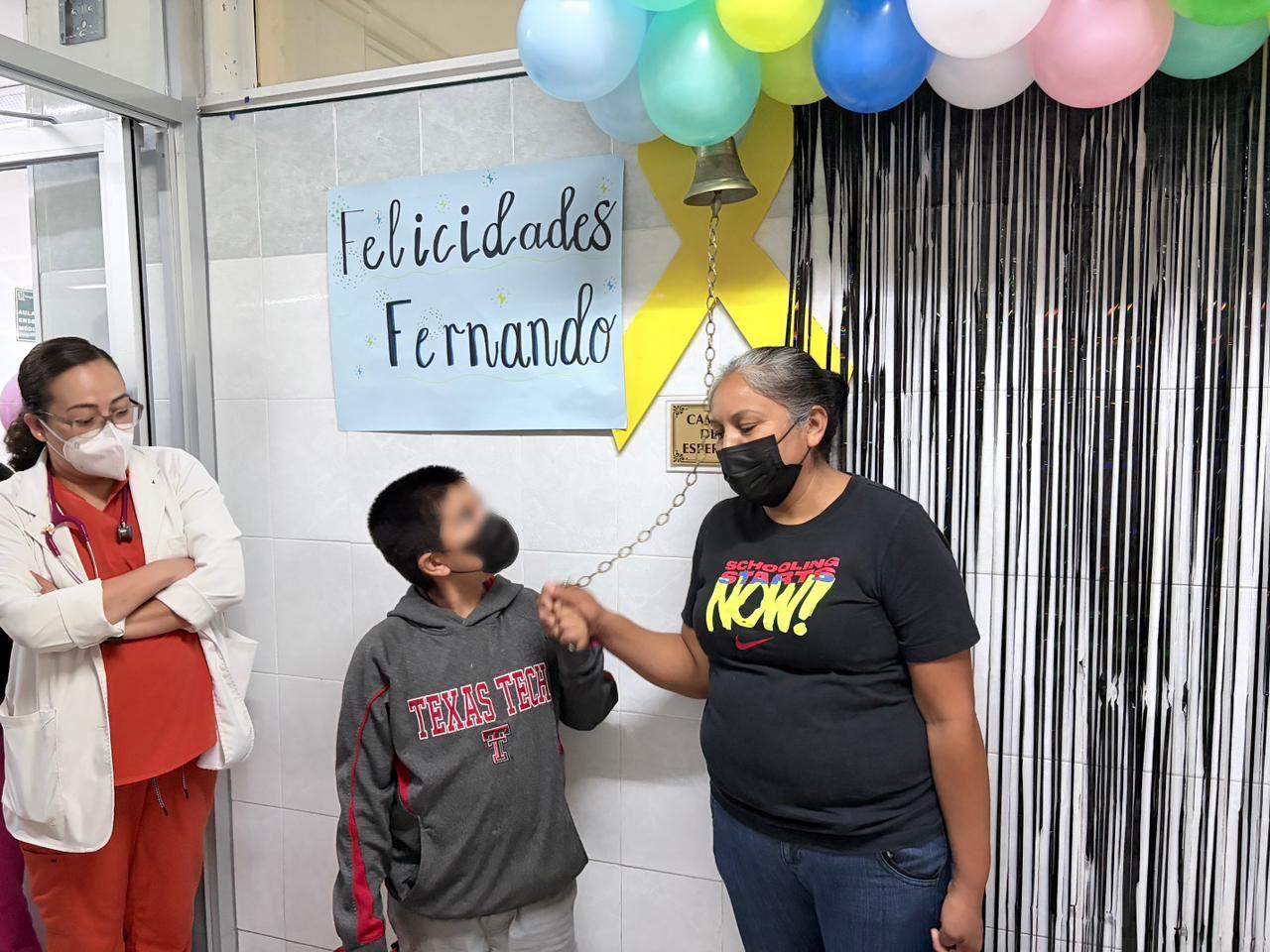 Niño vence cáncer y toca la Campana de la Victoria en IMSS Chihuahua