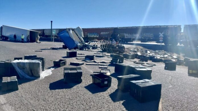 Destroza el tren a camión de carga en Saucillo