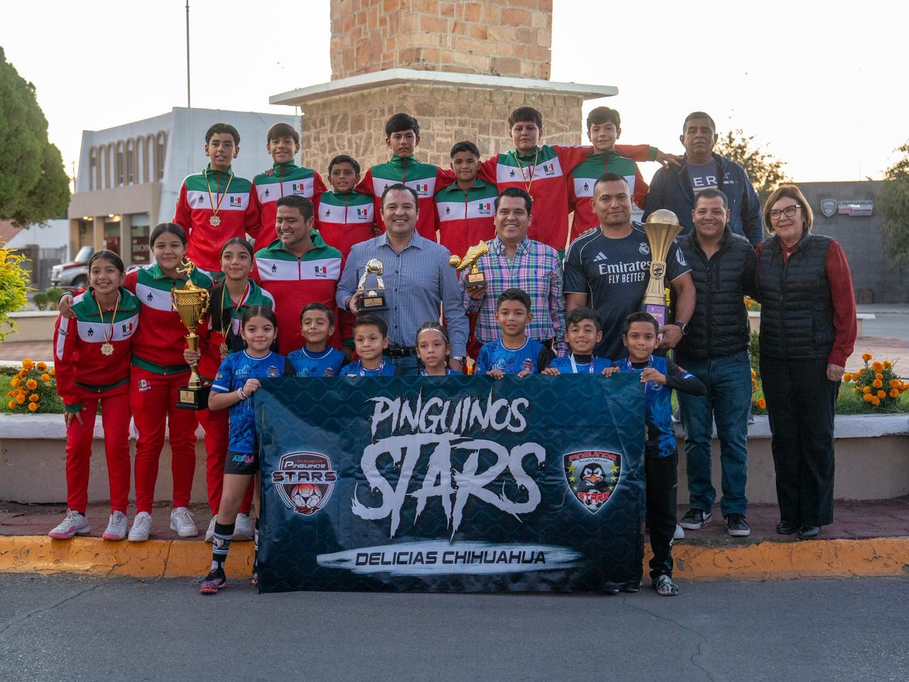 Recibe alcalde a campeones de fútbol de la Copa Mazatlán y la National Cup en emotivo encuentro en Cabildo