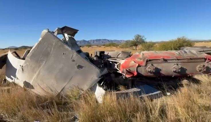 Vuelca tráiler y queda conductor atrapado en la vía corta a Parral