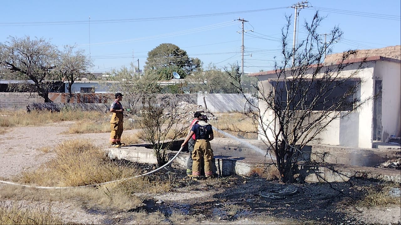 Bomberos sofocaron incendio en lote baldío de la Carmen Serdán