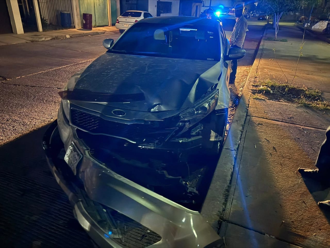 Ofrecen recompensa por camioneta que se dio a la fuga tras chocar auto en la Benito Juárez