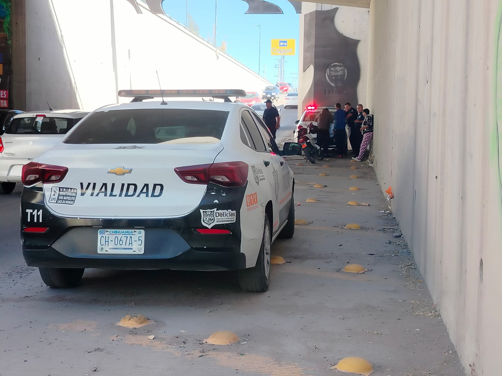 Motociclista resultó lesionado tras chocar contra camioneta en el puente suprimido