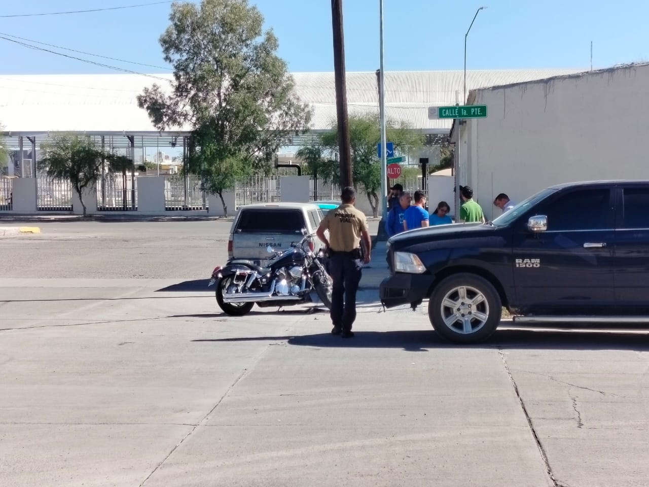 Otra de motos!! Motociclista gravemente lesionado y adulto mayor detenido por choque en el Poniente