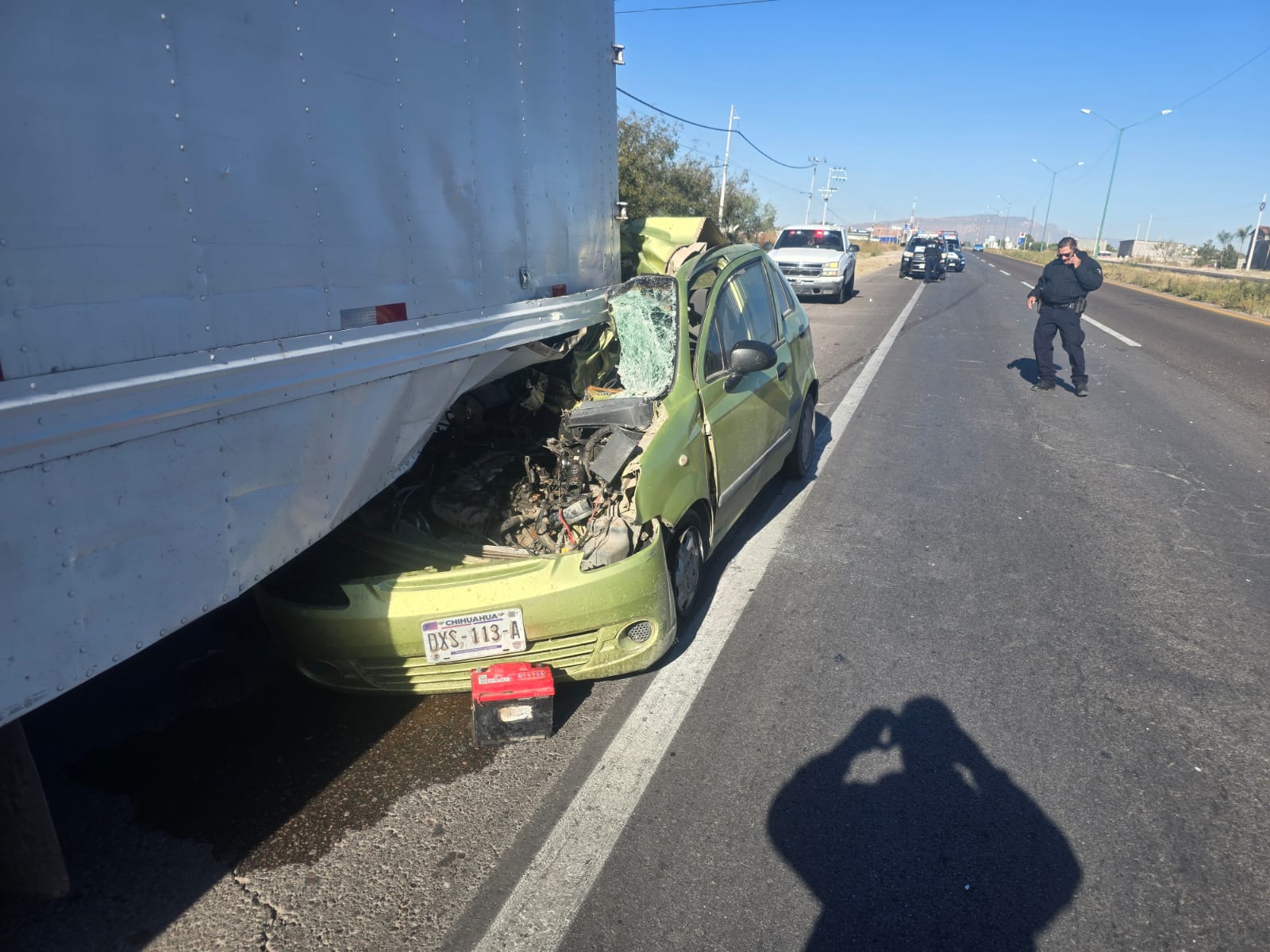 Matiz quedó hecho pedazos al chocar contra camión de mudanzas, conductor vive de milagro