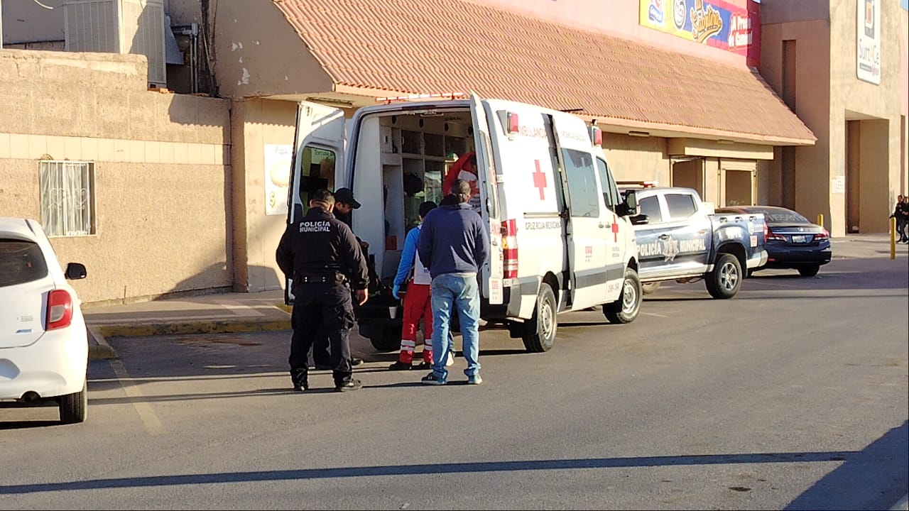 Hombre atendido por Cruz Roja en el Surtace fue subido a una patrulla