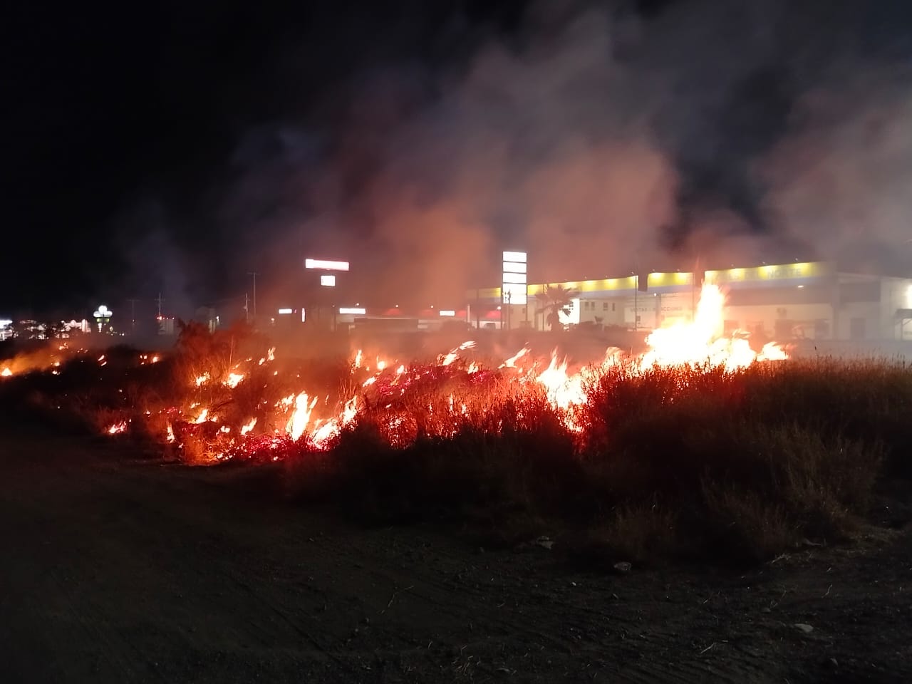 Ardió hierba seca a un costado de la carretera, fueron piromaniacos