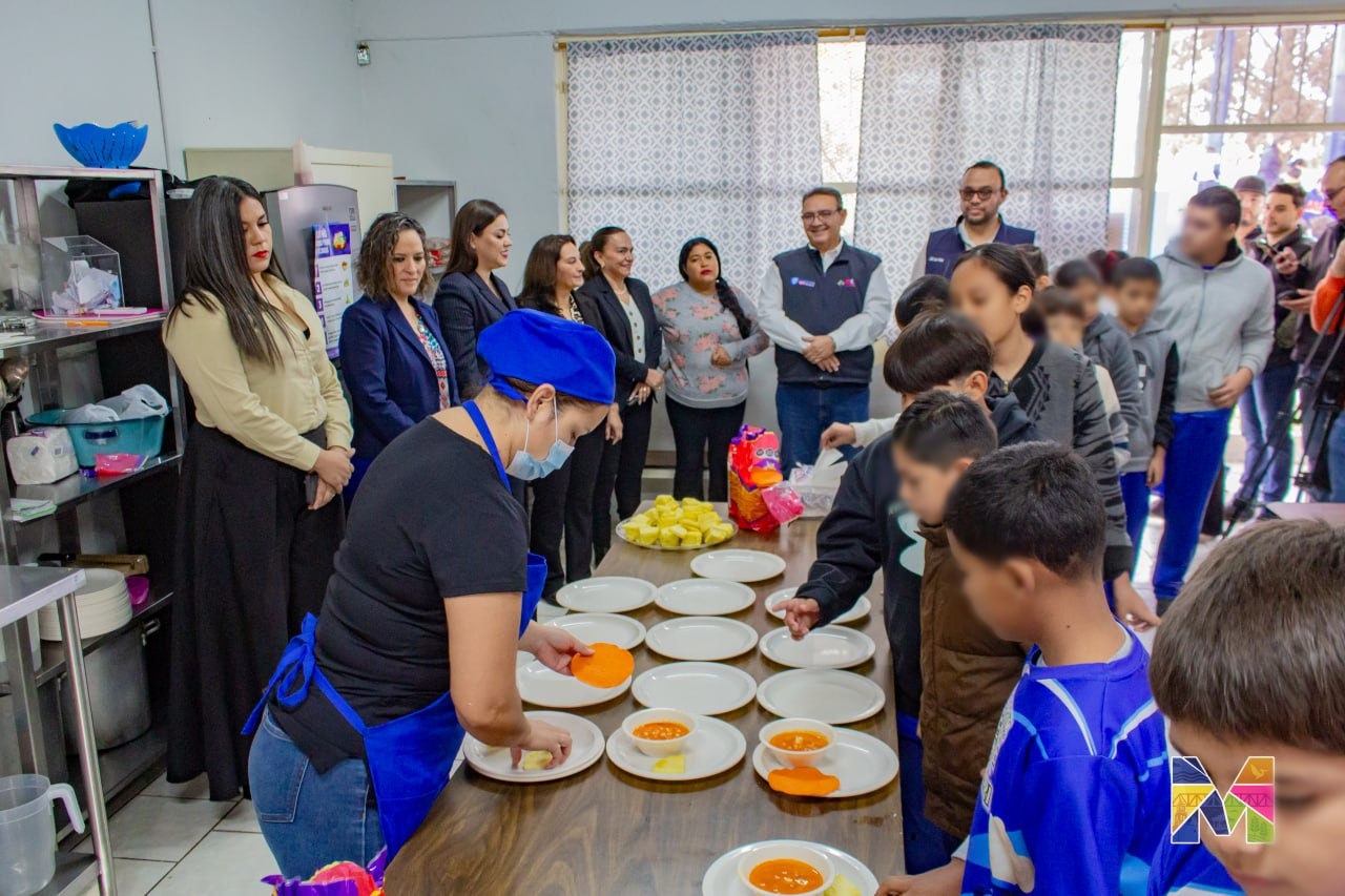 Entrega Miriam Soto nuevo equipamiento a comedor de escuela Héroe de Nacozari
