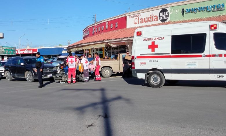 Motociclista invadió carril y fue impactado por una Journey en el mercado Juárez