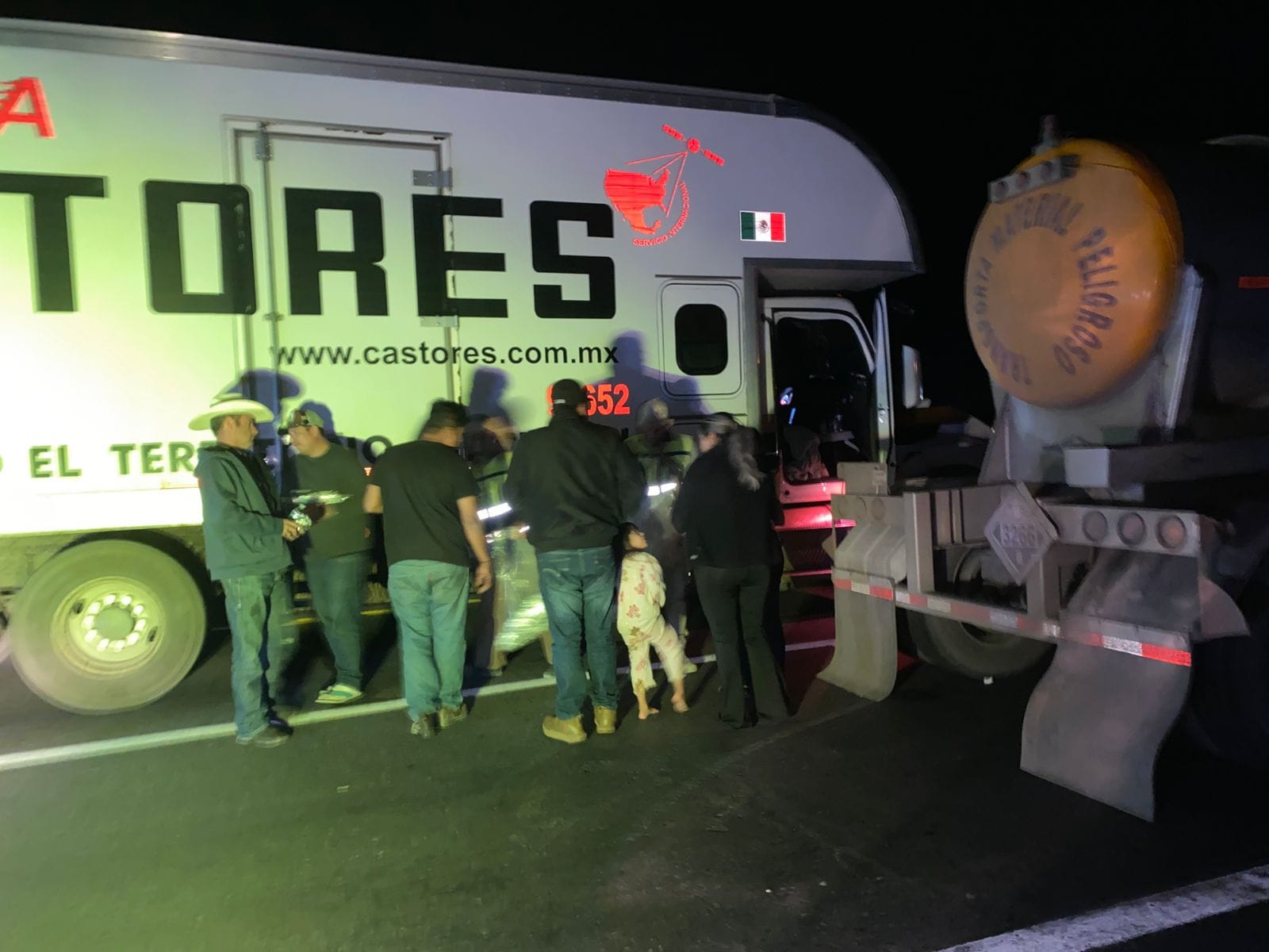 Voluntarios de Emergencias Regionales se coordinan para llevar comida a transportistas varados en Cárdenas