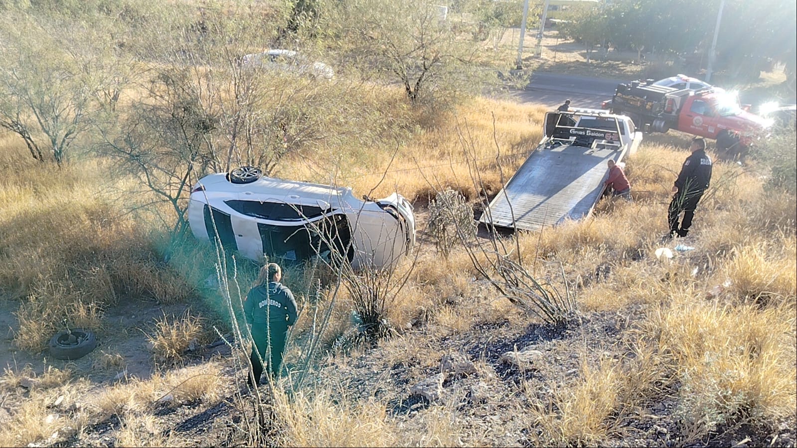 Medio millón de pesos en pérdidas y el susto de su vida tras aparatosa volcadura en punte del Acceso Norte