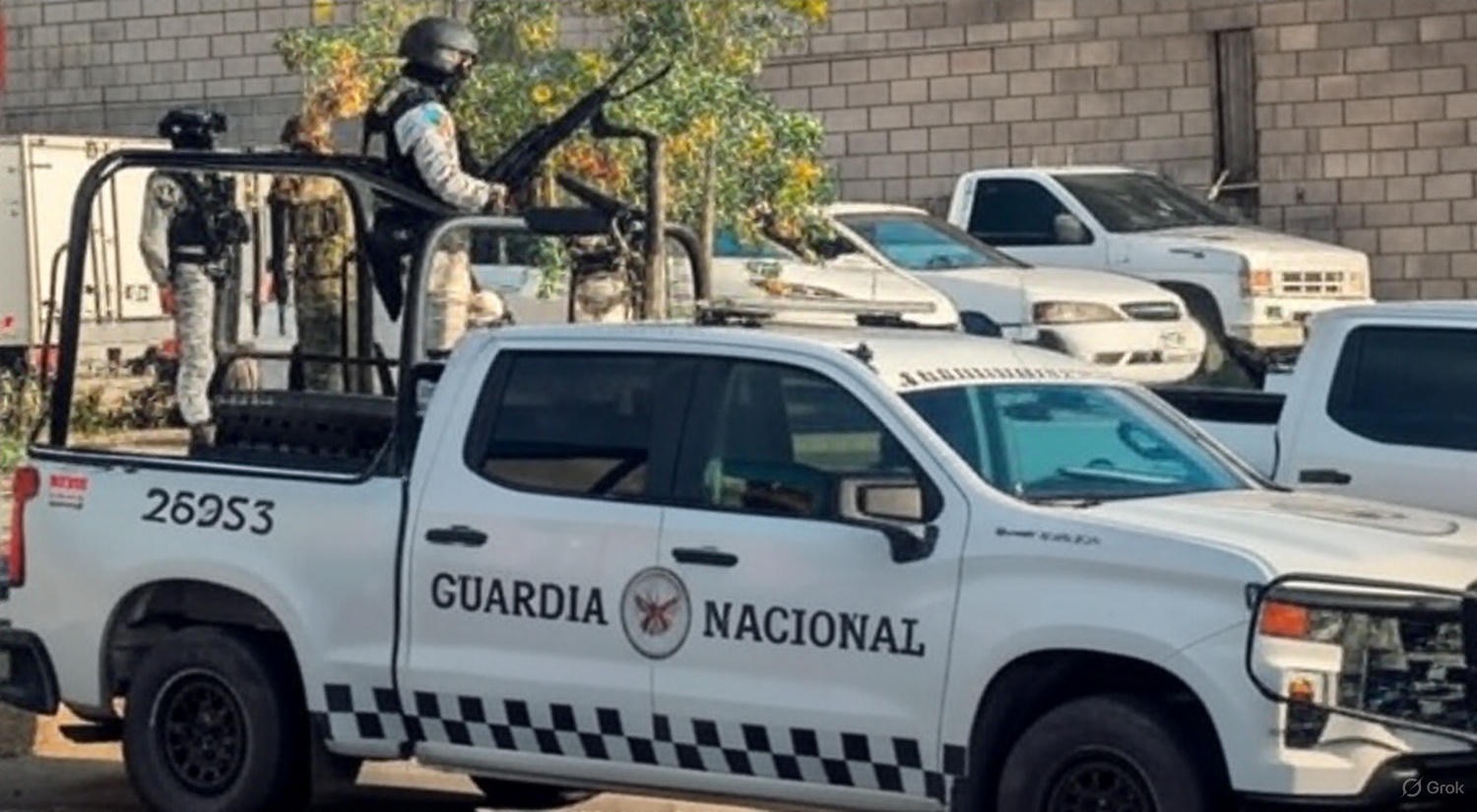 Civiles armados en convoy de 10 camionetas recorren carretera Parral–Valle de Allende