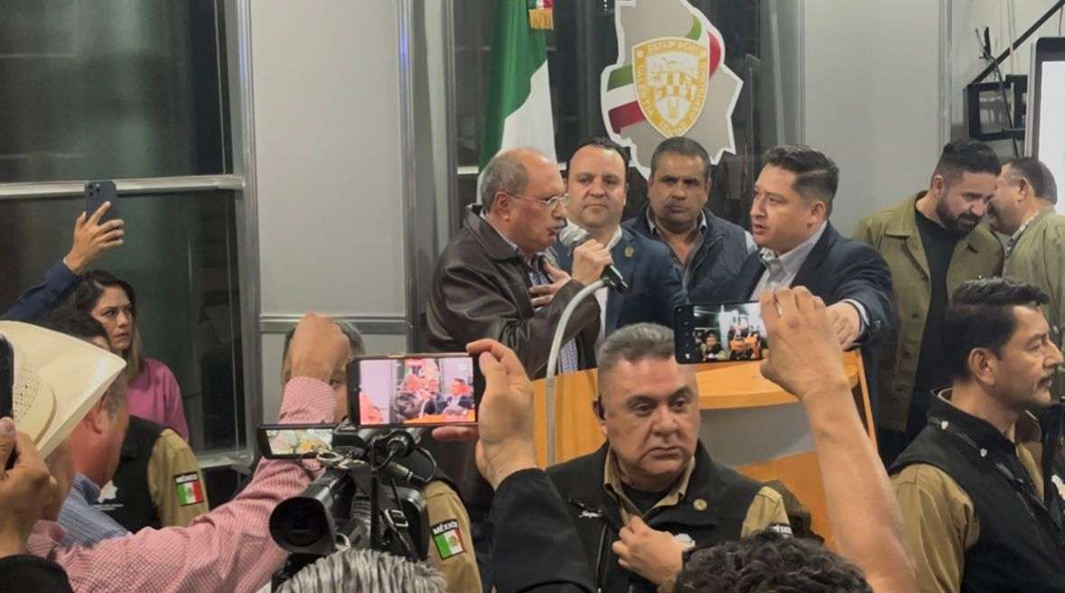 No vino Corral, pero sí este cabrón: Corren a Martín Solís del Congreso