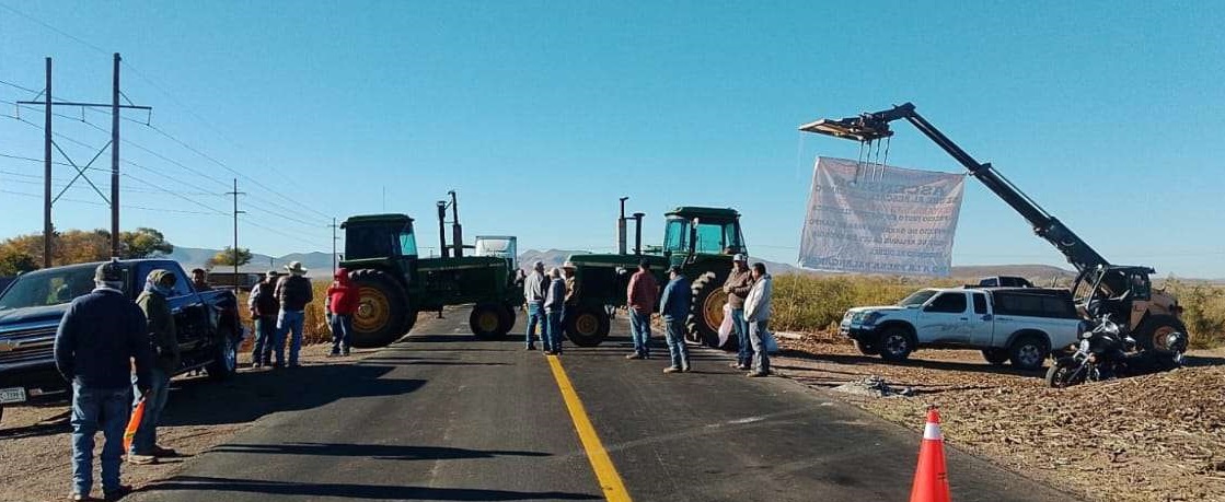 Persisten cierres en tres tramos carreteros del estado