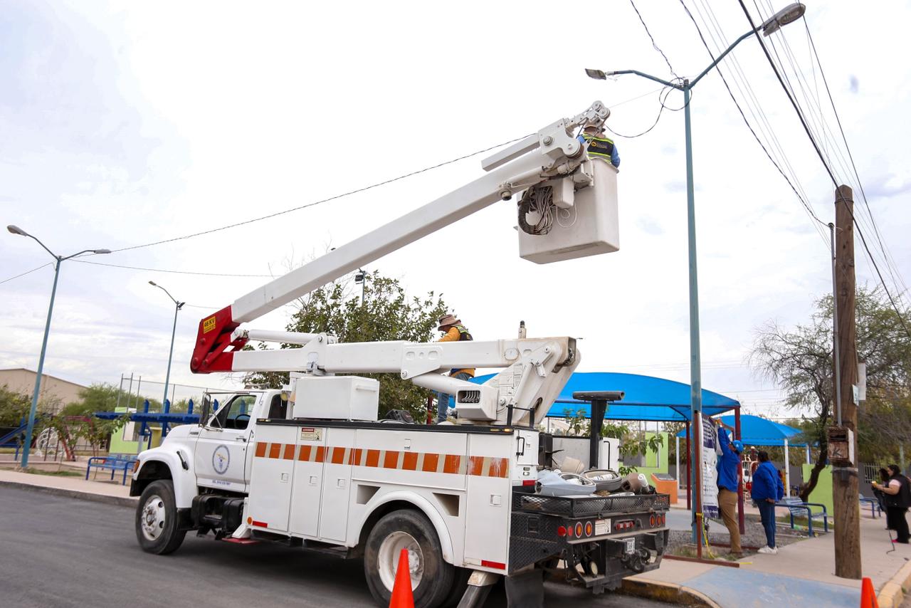 Supervisa Jesús Valenciano instalación de nuevas luminarias LED en la colonia Revolución