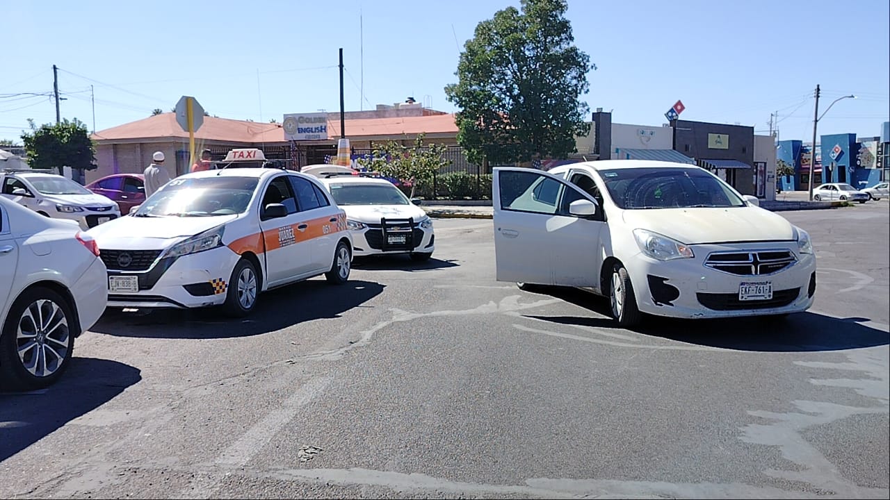 Taxi del sitio Juárez chocó contra vehículo particular en el círculo de la plaza Benito Juárez