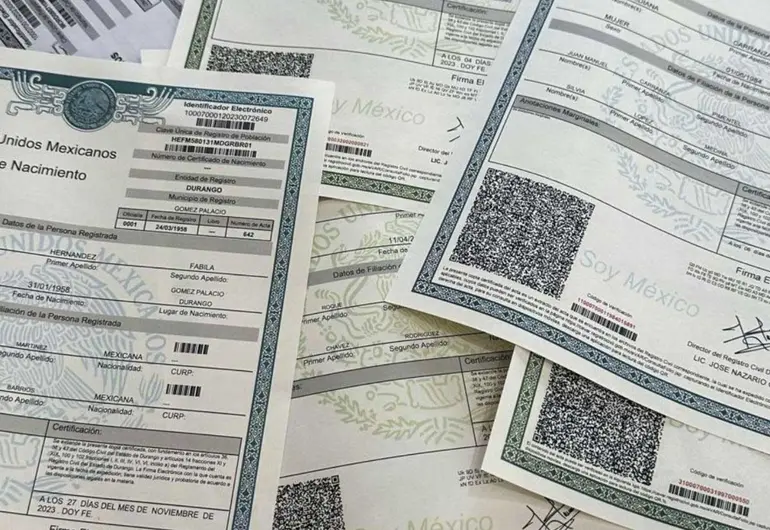 Vendían actas de nacimiento falsas en papelería y hasta lo anunciaban en la puerta