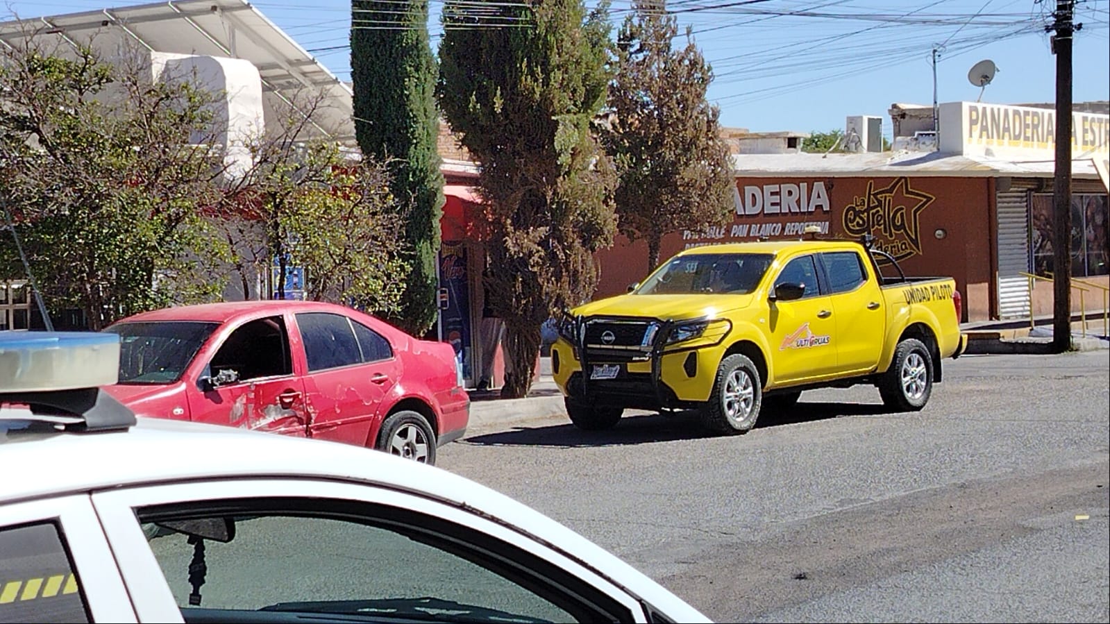 Camioneta Unidad Piloto impactó a Nissan en el sector sur