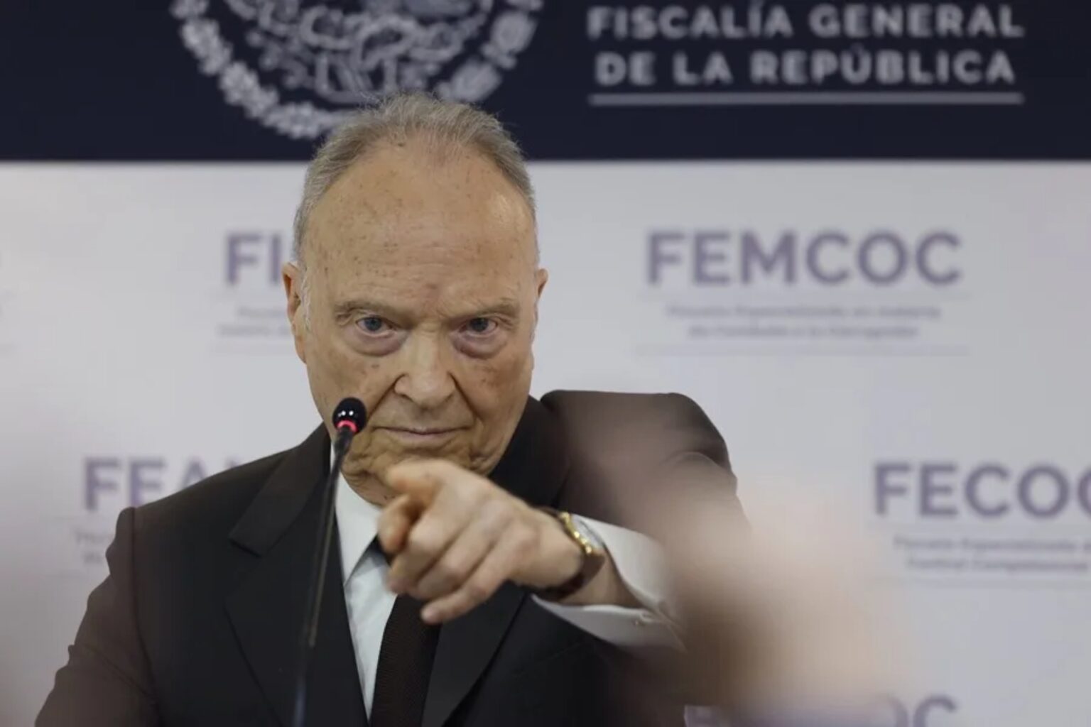 Alejandro Gertz Manero renunció a la FGR