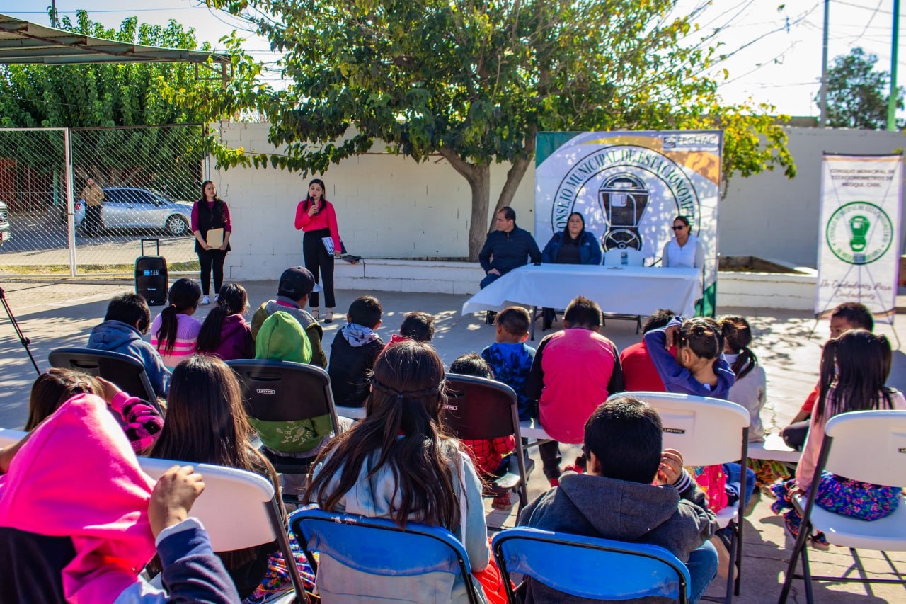 Encabeza Miriam Soto entrega de 3 minisplit a Primaria Indígena Niños Héroes