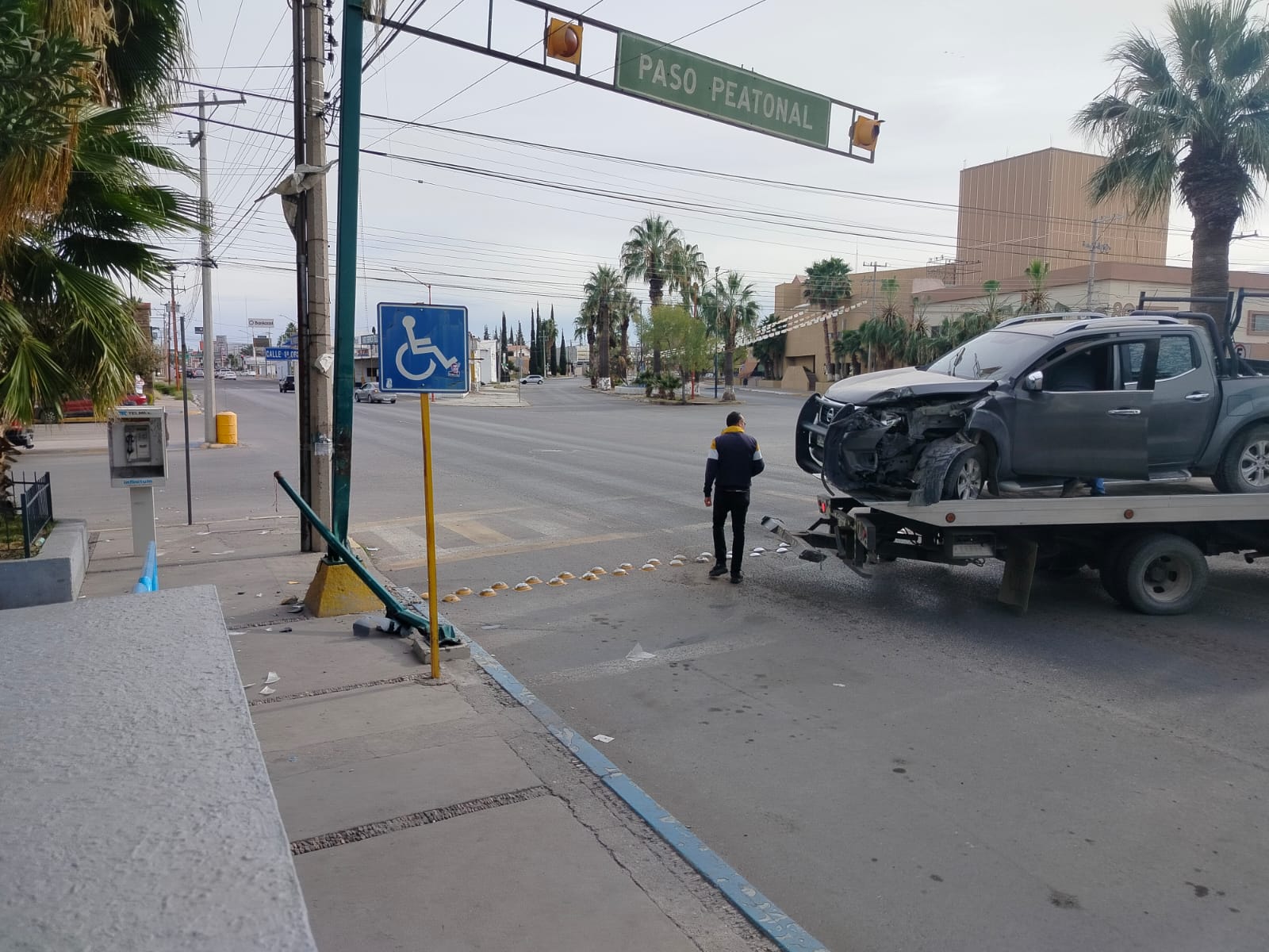 Conductor chocó contra poste cerca del Lerdo de Tejada y huyó caminando; se presume iba ebrio