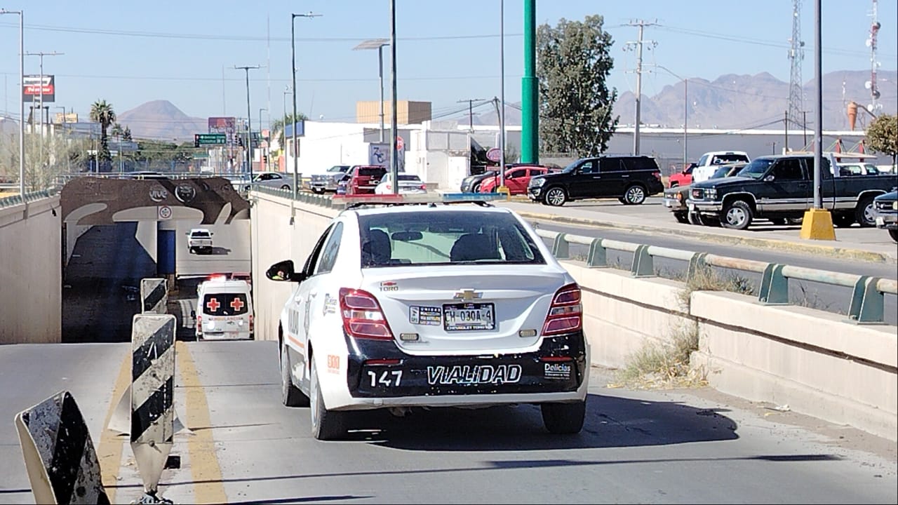 Motociclista impactó contra Toyota en el puente suprimido