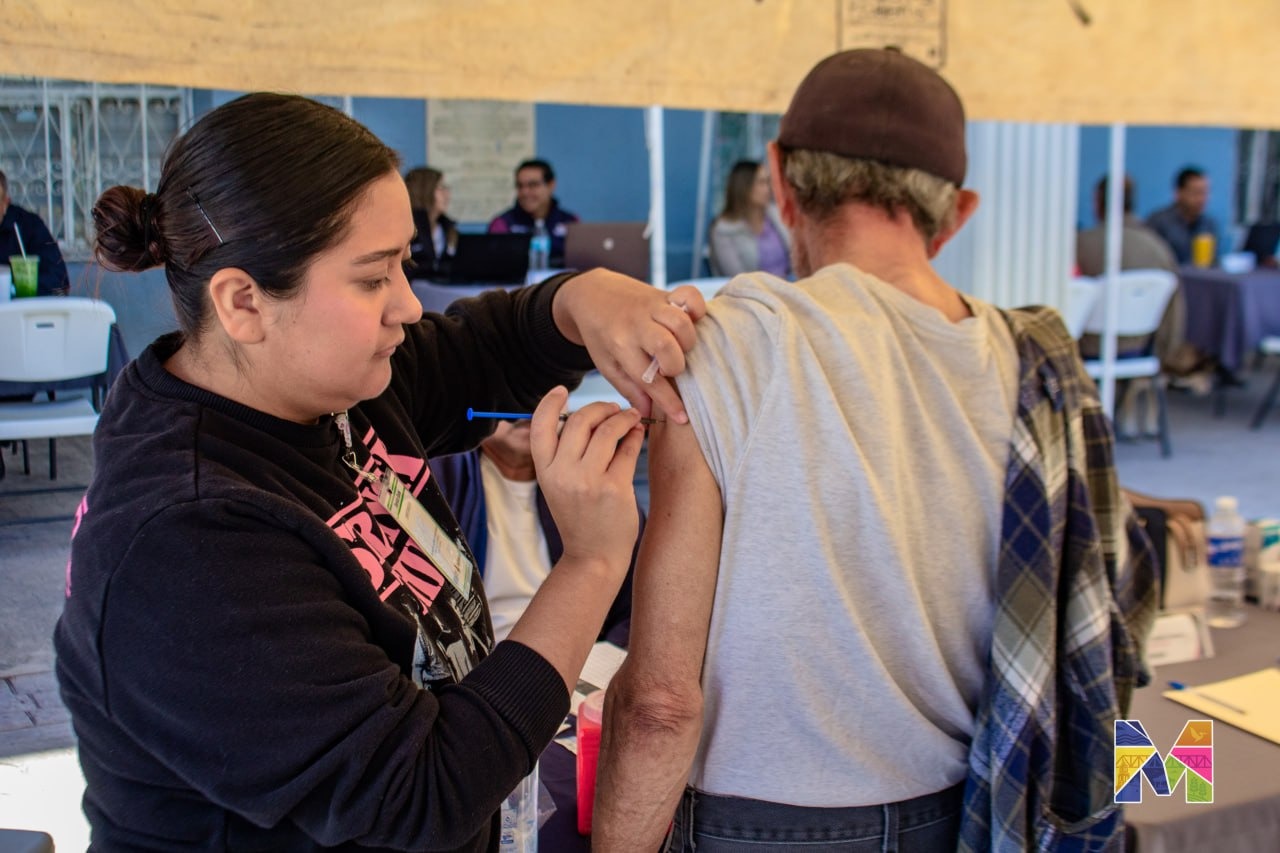 Realizan jornada de vacunación de influenza, sarampión y COVID durante programa “Miércoles con tu Alcaldesa” en Meoqui