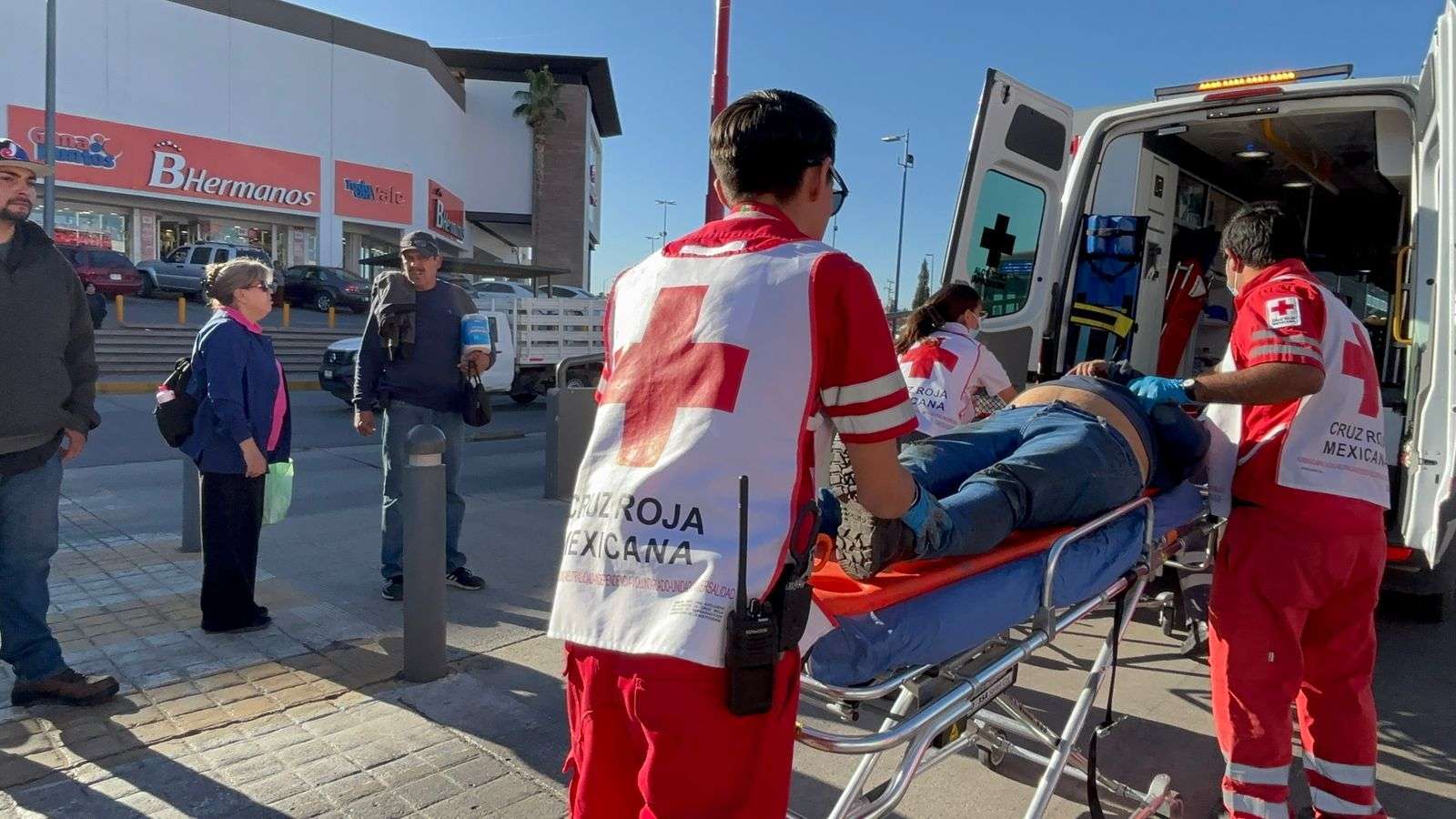 Muere mujer atropellada por ambulancia de la Cruz Roja