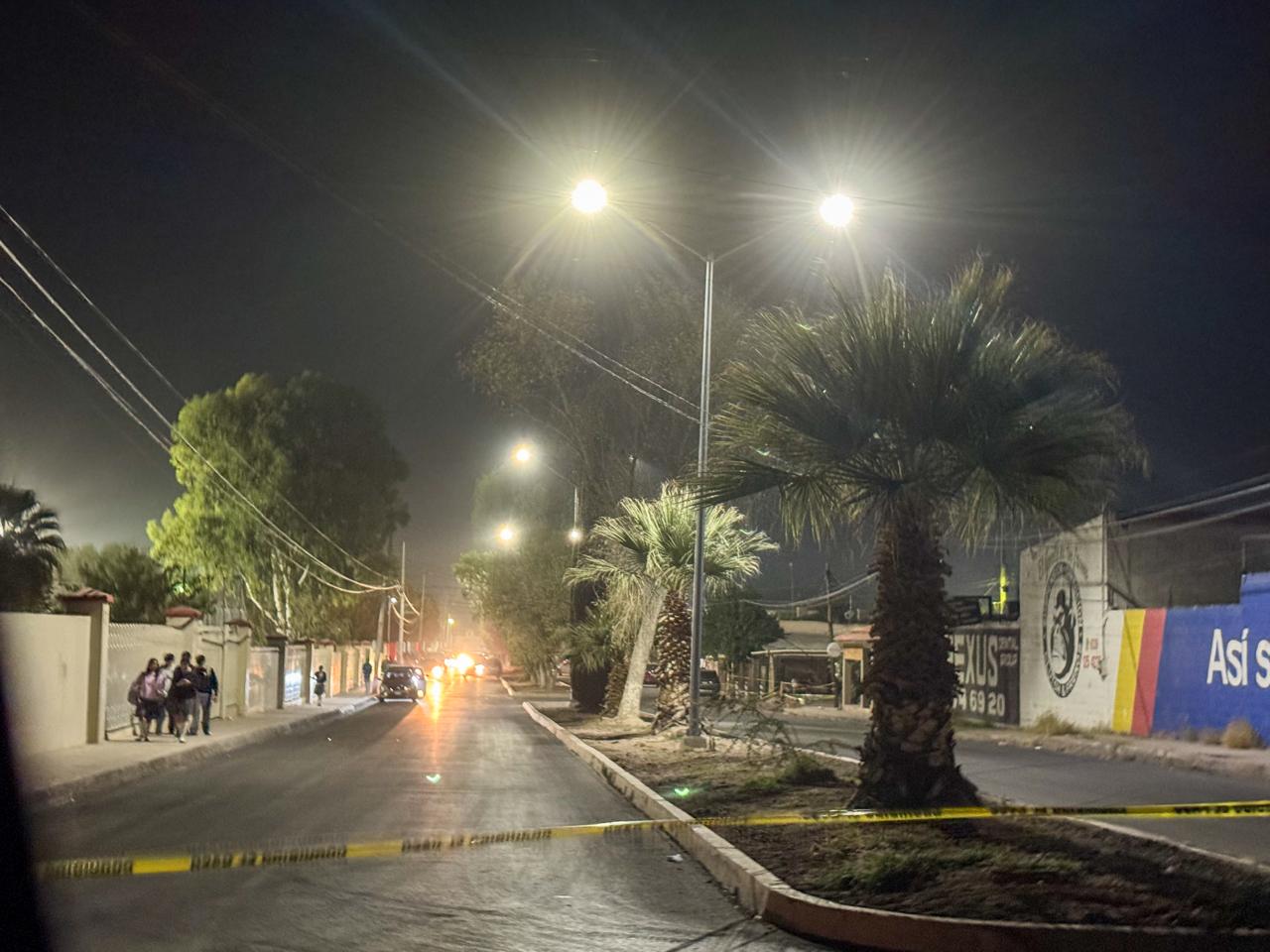Instalan alumbrado público en tramo rehabilitado de la Carlos Blake frente a la preparatoria Albert Einstein