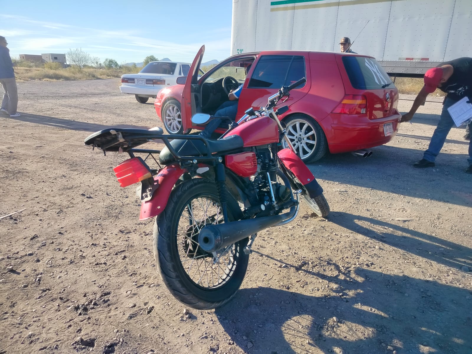 Golf no dio preferencia y chocó contra motocicleta en Cumbres del Deporte