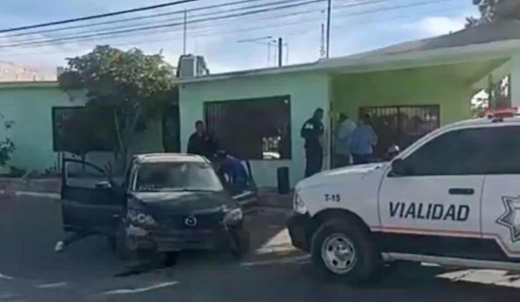 Perdió el control de su vehículo y terminó chocando contra un árbol y banqueta