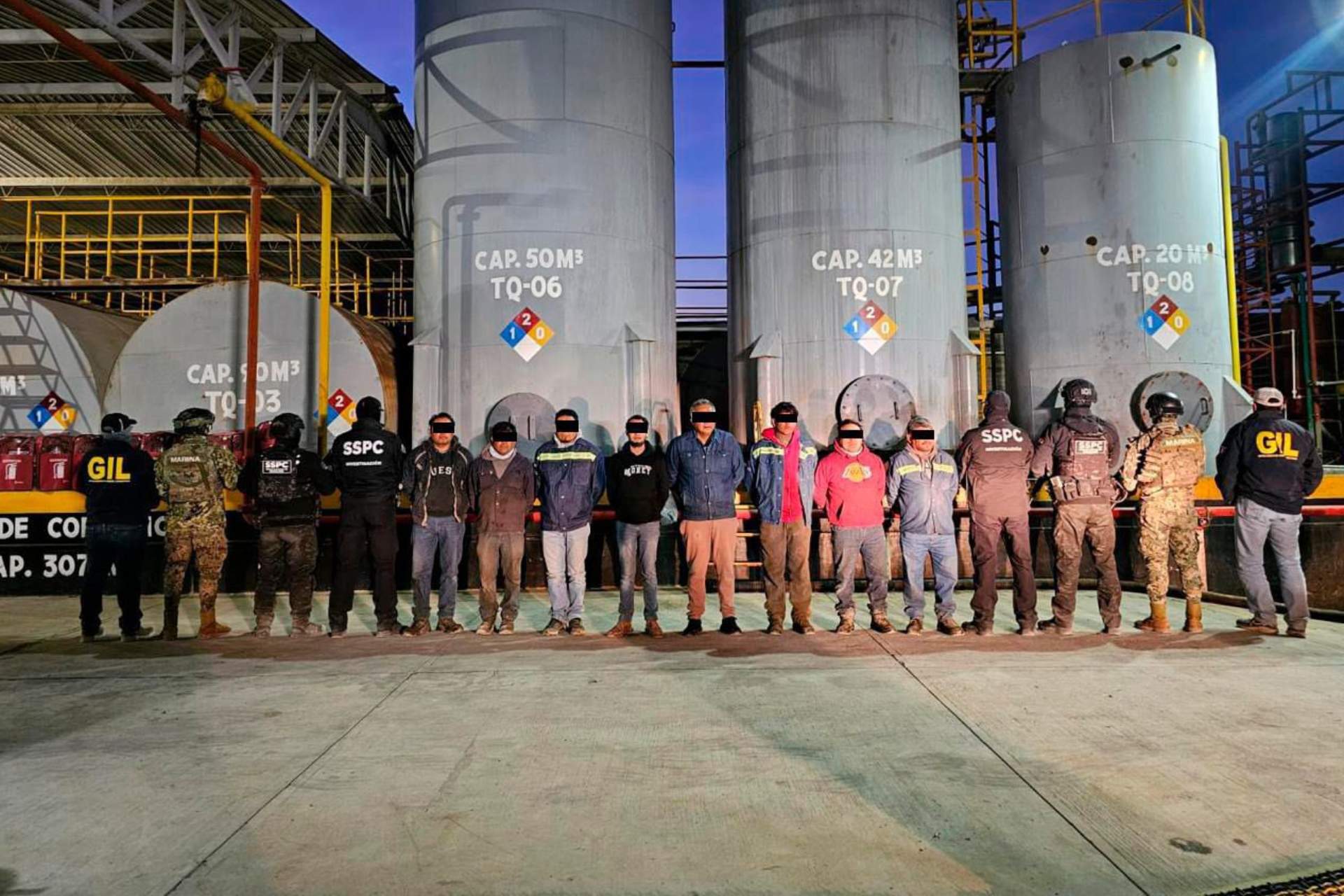 Detienen a 8 personas y aseguran 250 mil litros de combustible en Veracruz