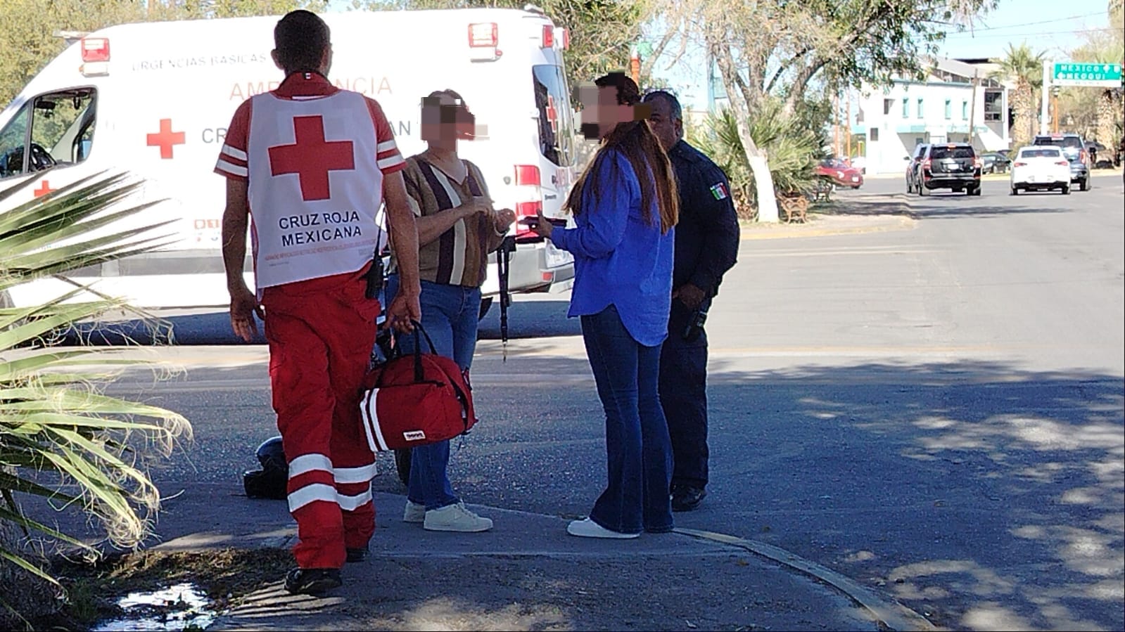 Un motociclista con probable fractura y otro lesionado en choque frente a la Leyes de Reforma