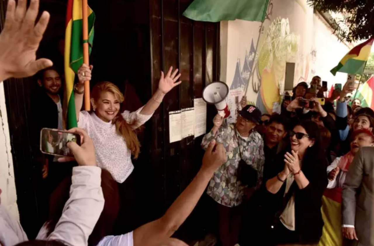 Sale de prisión expresidenta de Bolivia tras anulación de su condena