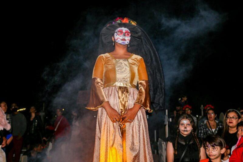 Reviven historia y tradición en el recorrido «Caminando entre tumbas»