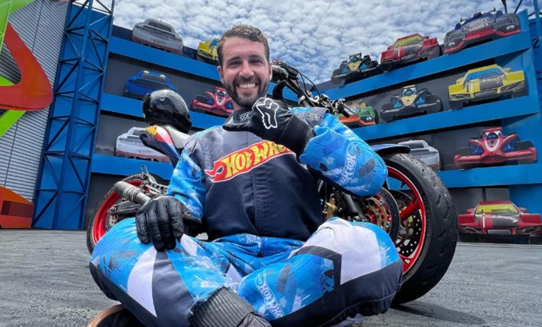 Piloto muere tras estamparse contra una barda en plena exhibición