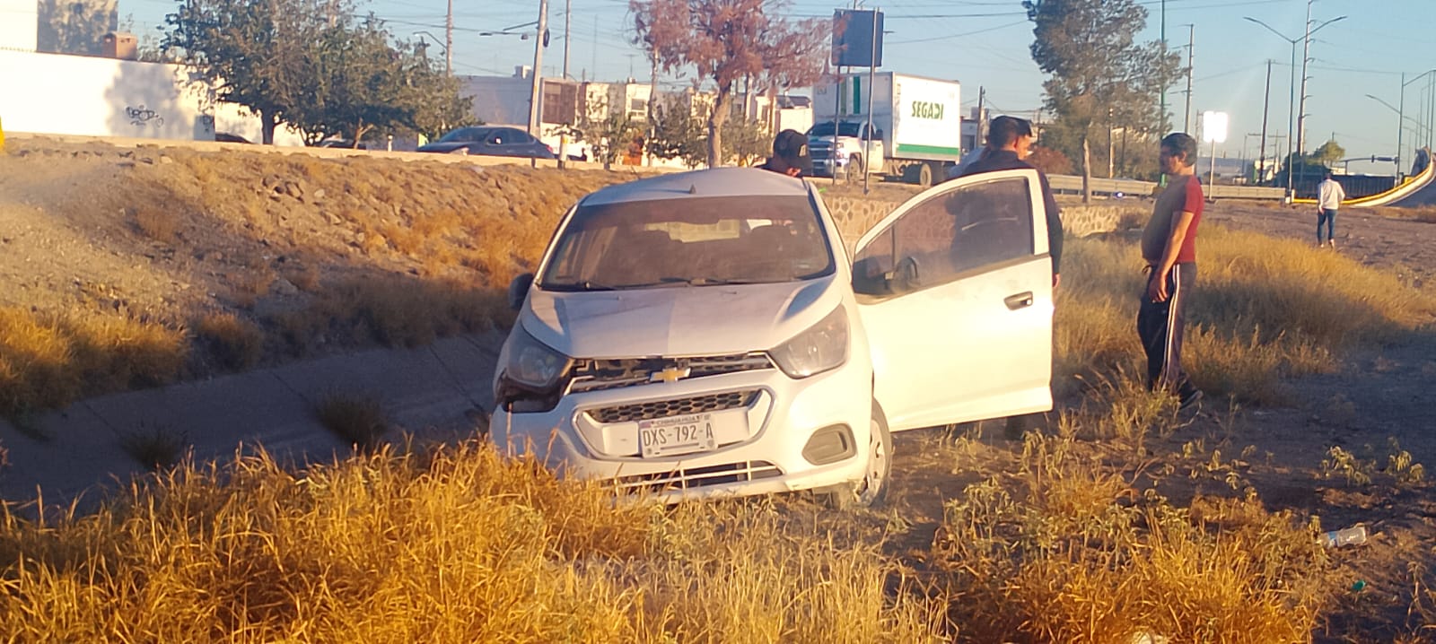 Pérdidas totales de su auto tras volcadura por puente de Cielo Vista