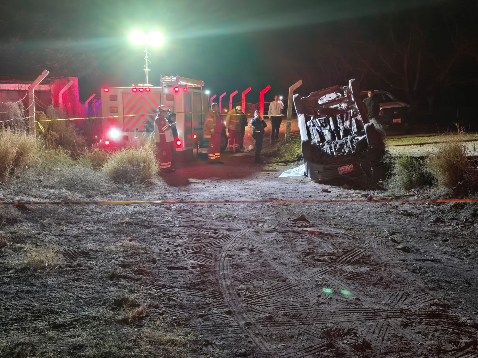 Hombre de 58 años muere al volcar su camioneta por exceso de velocidad y alcohol en Lázaro Cárdenas