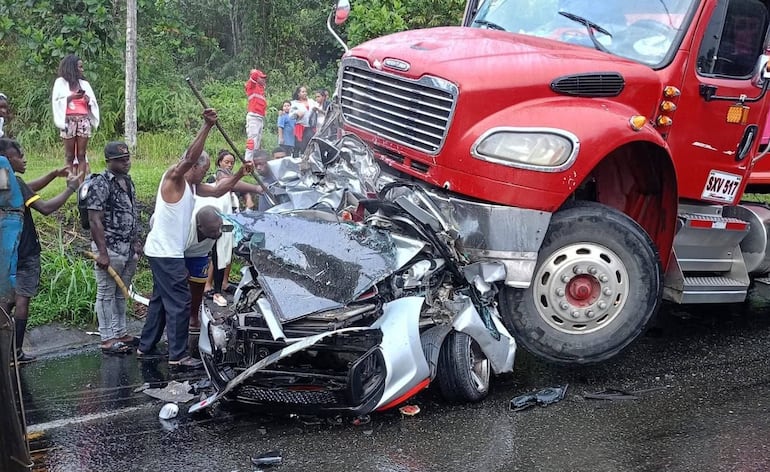 Tragedia en carretera: camión embiste auto detenido, mueren padres y rescatan a un menor