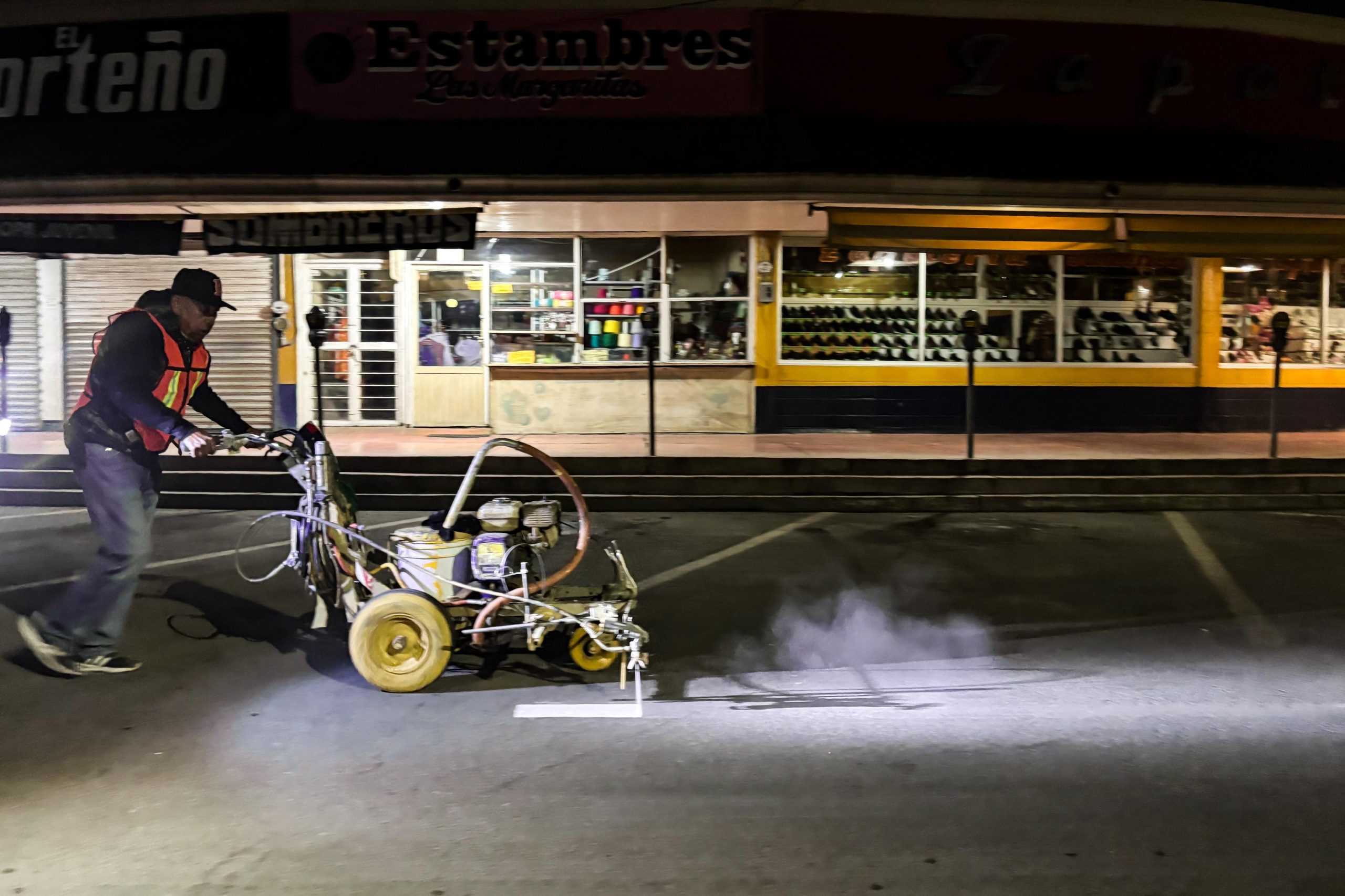 Inicia aplicación nocturna de pintura de tráfico en el circuito del Mercado Juárez