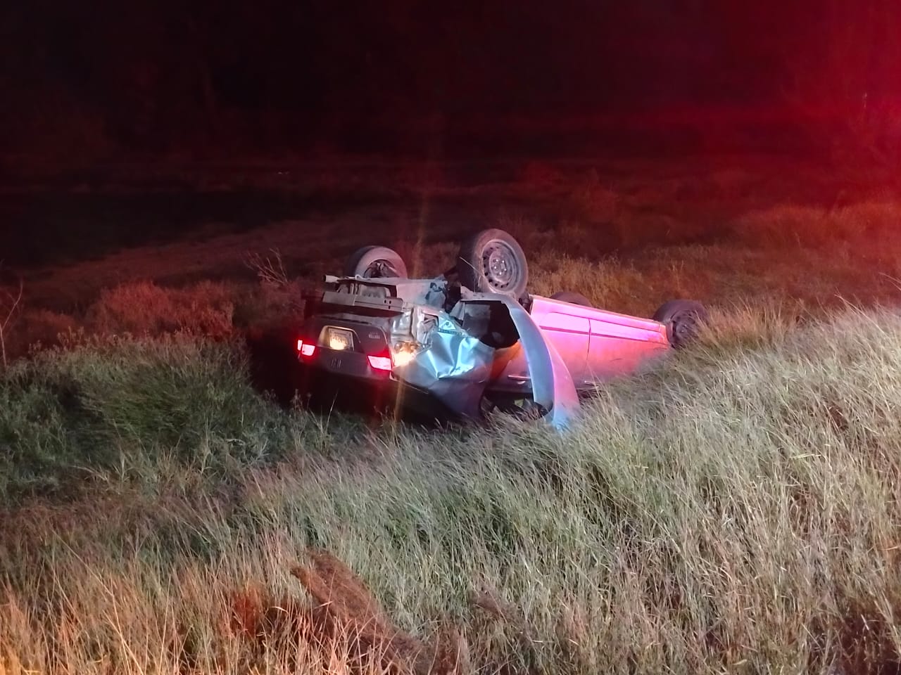 Joven de 19 años resultó ileso tras volcar en la carretera Delicias- Meoqui