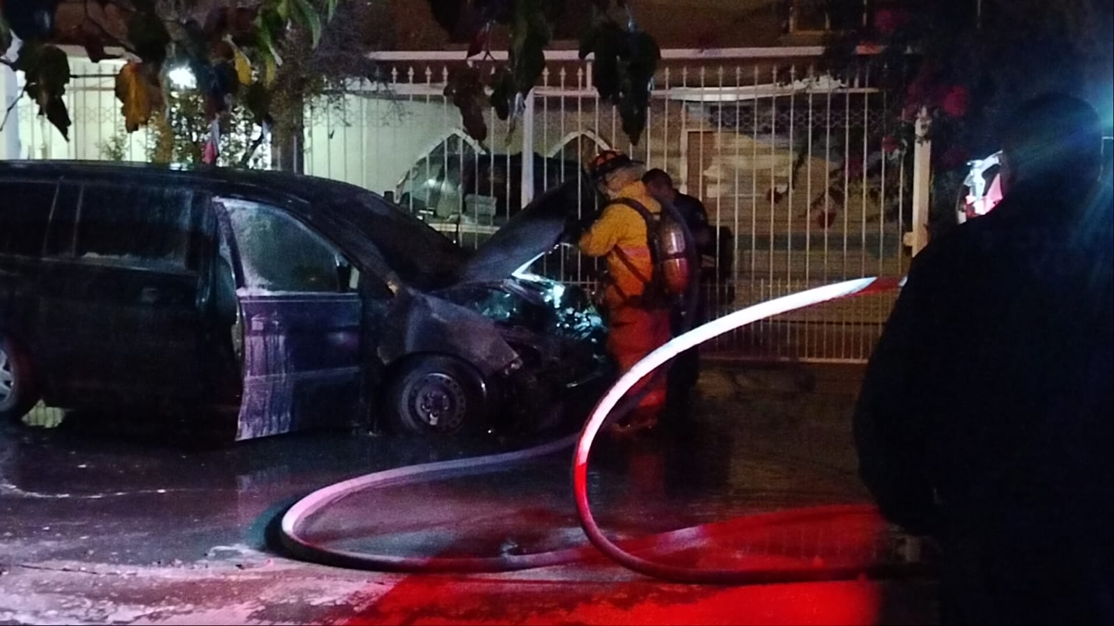 Arde Van al exterior de vivienda en la Carmen Serdán; pérdidas totales